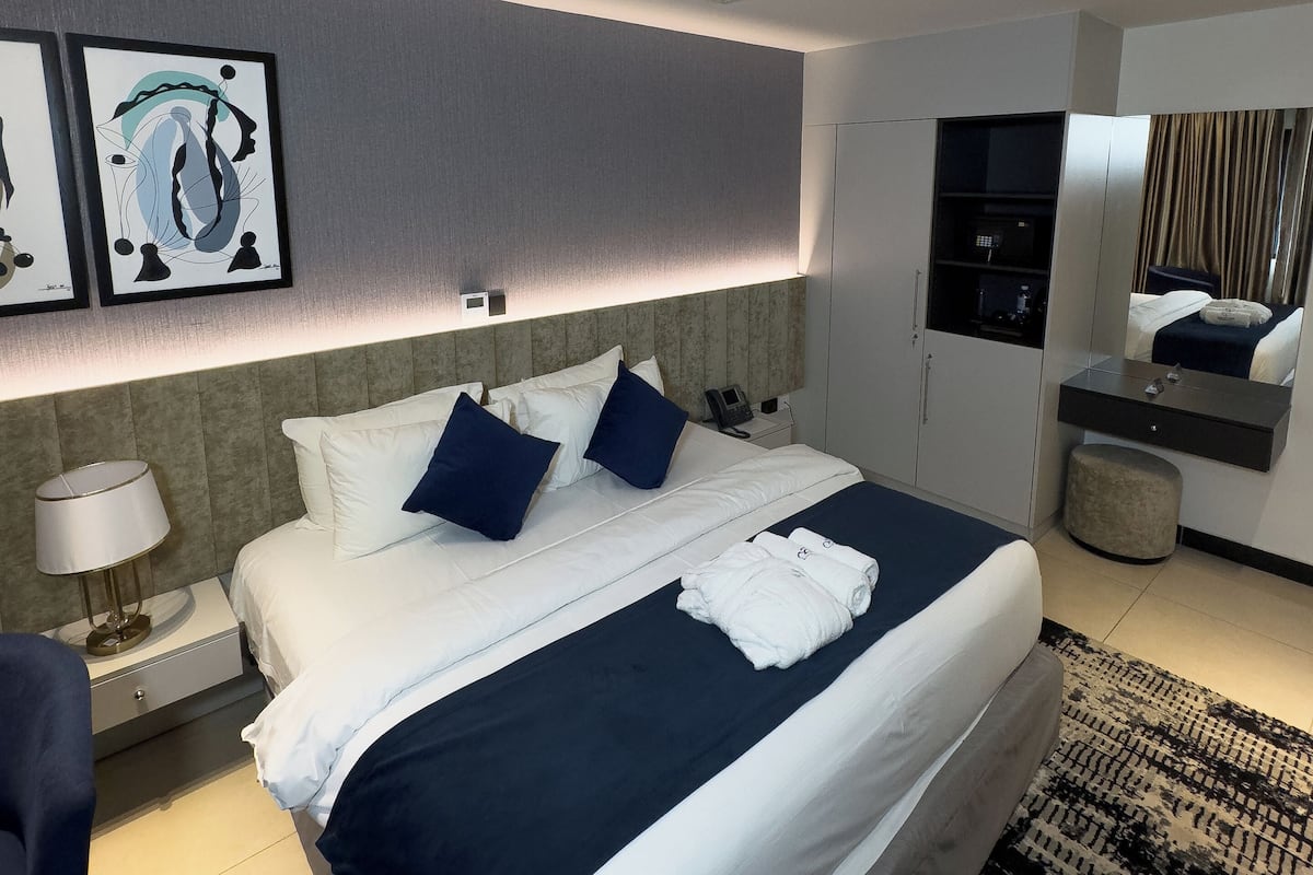 Habitación individual Deluxe, balcón | Caja fuerte, escritorio, espacio para trabajar con un portátil