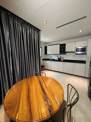 Cobertura presidencial, sacada, vista para a cidade | Cozinha privada | Geladeira, micro-ondas, talheres/pratos/utensílios de cozinha