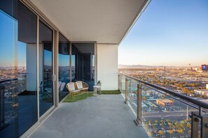 Terrace/patio - Luxury 33rd Floor Suite, Pool, Jetted Tub, Strip Views, No Resort Fee (Las Vegas)