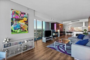 Smart TV, fireplace - Luxury 33rd Floor Suite, Pool, Jetted Tub, Strip Views, No Resort Fee (Las Vegas)