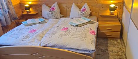 8 bedrooms, iron/ironing board, WiFi, bed sheets