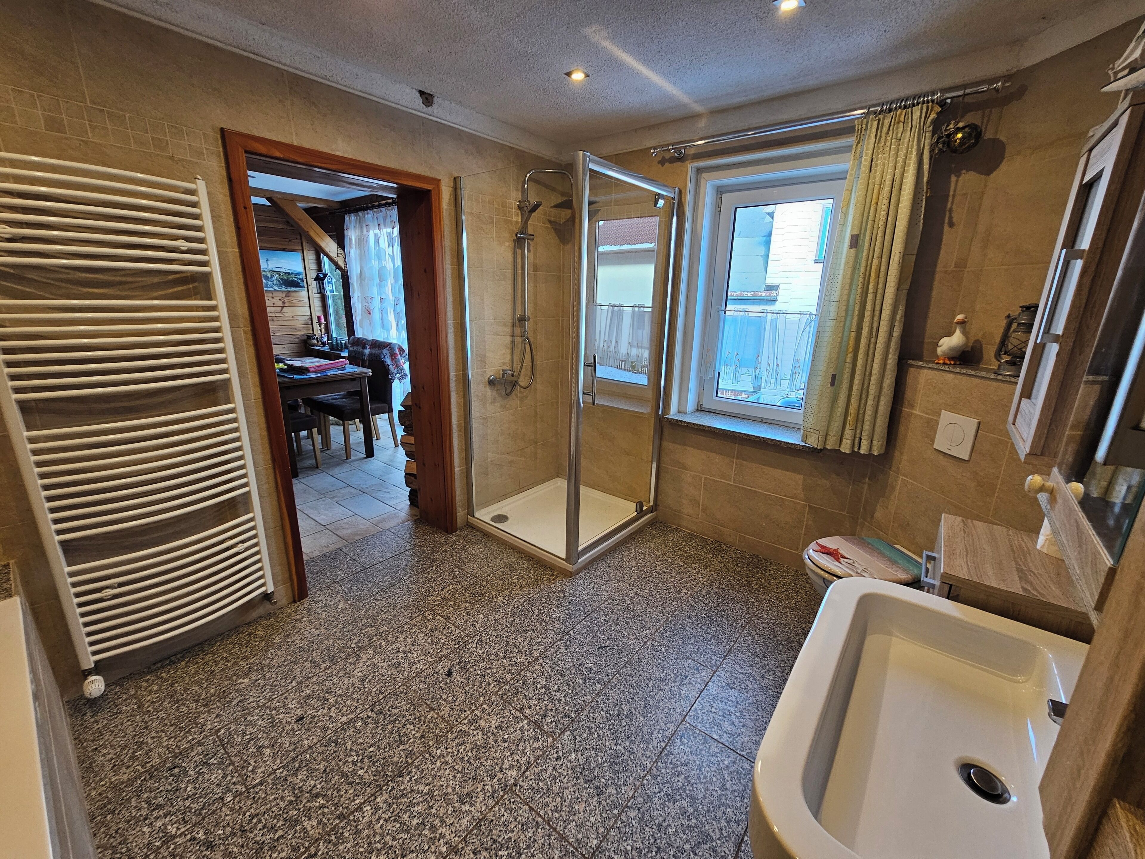 Een haardroger, handdoeken, zeep, toiletpapier