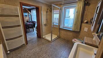 Een haardroger, handdoeken, zeep, toiletpapier