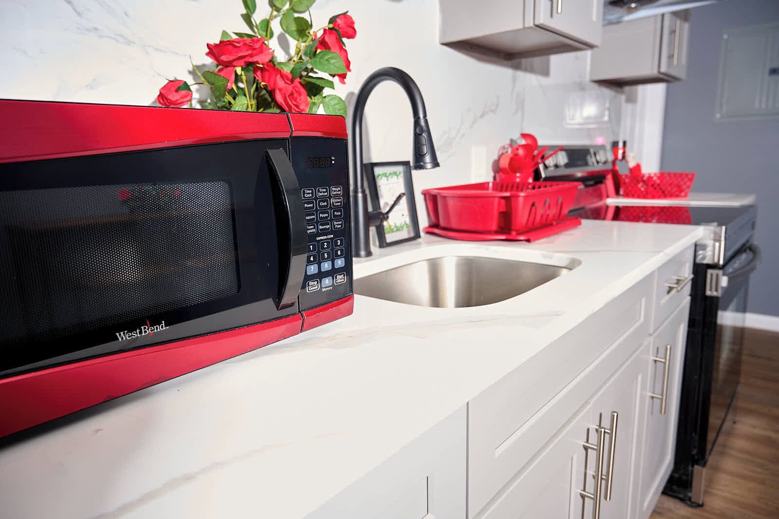 Réfrigérateur, micro-ondes, four, plaque de cuisson