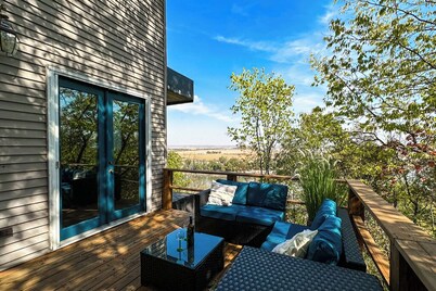 Healing River Mojo Dojo- private retreat overlooking the grand Missouri River