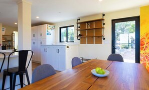 Nhà, nhiều giường, sân hiên, quang cảnh vườn (Creator Cabin) | Khu ăn uống