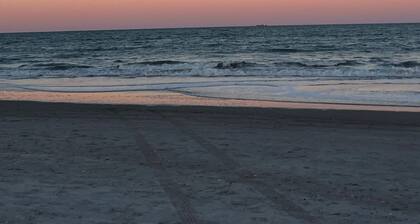 The Pelican Cove- <4 min walk to Cocoa Beach