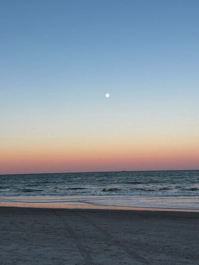 The Pelican Cove- <4 min walk to Cocoa Beach