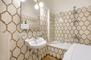 Haartrockner, Bidet, Handtücher