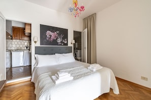 Tabla de planchar con plancha, wifi gratis y ropa de cama
