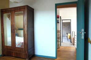 3 bedrooms, travel crib, bed sheets - The house of happiness (Val-Mont)