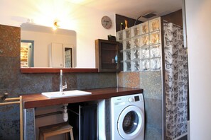 Bathroom - The house of happiness (Val-Mont)