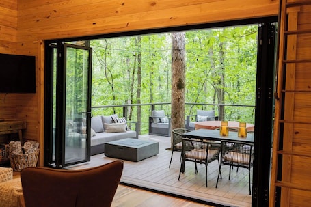 Smart TV, fireplace. Beech Retreet Treehouse Atlanta