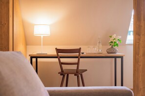 Suite | Wohnbereich | 42-Zoll-LCD-Fernseher mit Digitalempfang