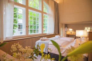 Lola Montez Suite | Allergitestade sängkläder, skrivbord och arbetsyta för laptop