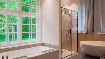 Luxe suite, 1 kingsize bed met slaapbank | Badkamer | Een douche, een regendouche, een haardroger, vloerverwarming