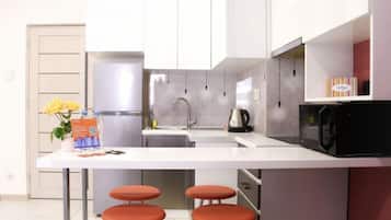 Refrigerador, microondas, placa de cocina, utensilios de cocina