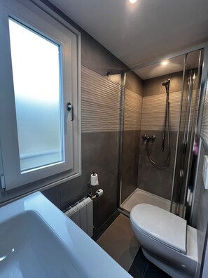 Shower, hair dryer, towels, soap - In a forest reserve in the Swiss mountains and near Lake Locarno (Palagnedra)