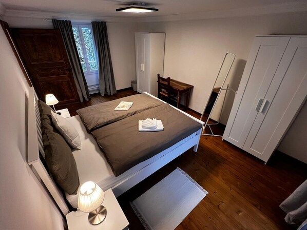 4 chambres, bureau, fer et planche à repasser, lit de bébé portatif