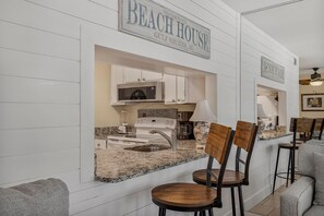 Condo, nhiều giường (Sea Breeze 203) | Nội thất