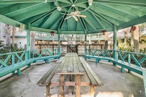 Apartamento, varias camas (Sea Breeze 203) | Restaurante al aire libre