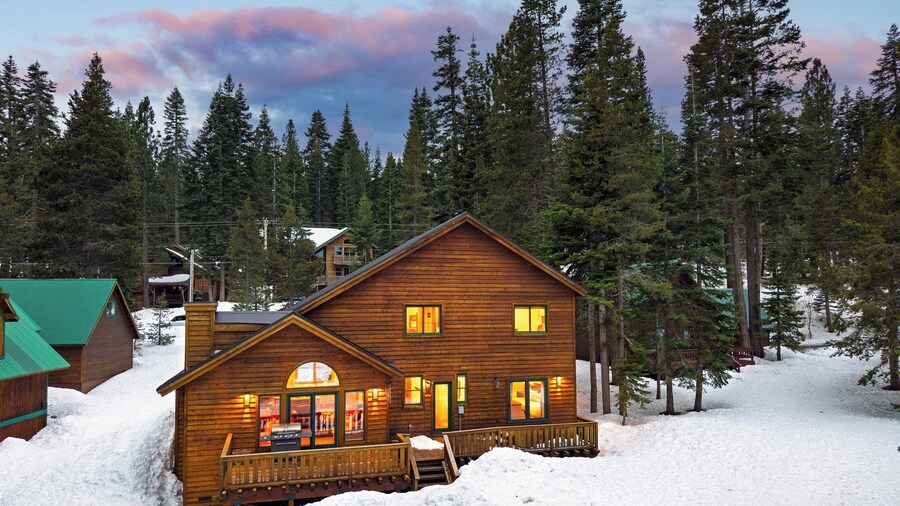5 Mins to Ski Resort Ping Pong, Pool Table, Deck Donner Ridge by Avantstay