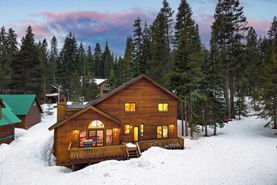 5 Mins to Ski Resort Ping Pong, Pool Table, Deck Donner Ridge by Avantstay