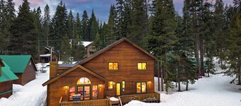 5 Mins to Ski Resort Ping Pong, Pool Table, Deck Donner Ridge by Avantstay