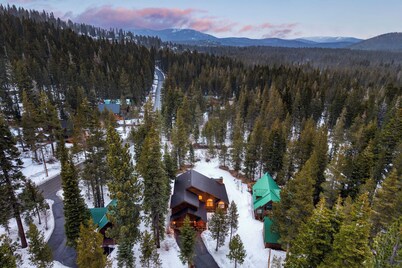 5 Mins to Ski Resort Ping Pong, Pool Table, Deck Donner Ridge by Avantstay