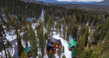 5 Mins to Ski Resort Ping Pong, Pool Table, Deck Donner Ridge by Avantstay