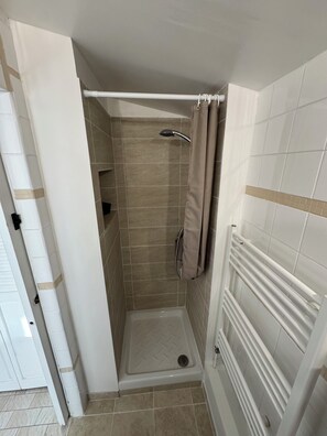 Dusche, Haartrockner, Handtücher, Seife