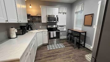 Coffee/tea maker, fridge, microwave, oven