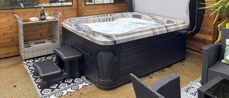 Bañera de hidromasaje al aire libre