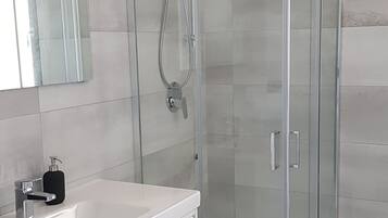 Dusche, Haartrockner, Bidet, Handtücher