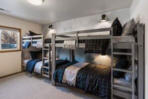 4 bedrooms, iron/ironing board, free WiFi, bed sheets