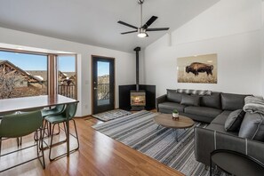 TV, fireplace, table tennis - Bobcat Ridge - Mountain Home (Bozeman)