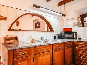 Jääkaappi, mikroaaltouuni, uuni, astianpesukone