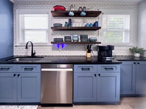 Kylskåp, mikrovågsugn, ugn och spishäll