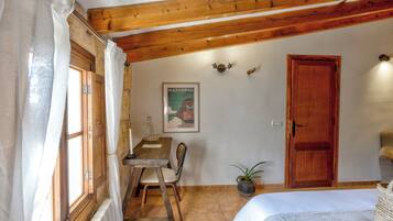 Classic-Doppelzimmer, Gartenblick | Zimmersafe, Schreibtisch, laptopgeeigneter Arbeitsplatz