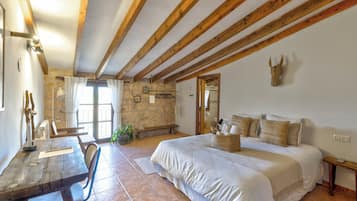 Habitación clásica doble, vistas a la montaña | Caja fuerte, escritorio, espacio para trabajar con un portátil