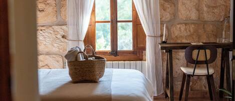 Chambre classique double, vue sur le jardin | Coffre-fort, bureau, espace de travail pour ordinateurs portables