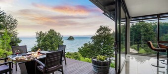 Oceanview Penthouse Suite & Beach Access