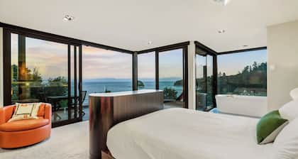 Oceanview Penthouse Suite & Beach Access
