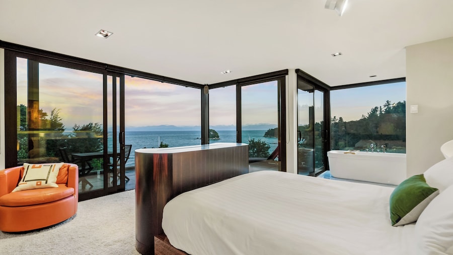 Oceanview Penthouse Suite & Beach Access