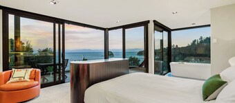 Oceanview Penthouse Suite & Beach Access