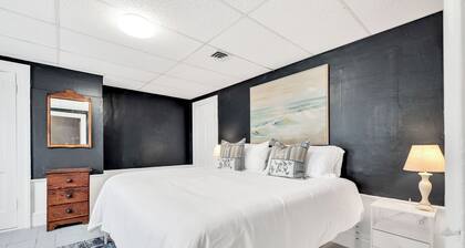 5 Blocks to Beach+Town, Stocked Kitchen, Cozy Beds