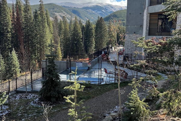 Hot Tub off of ski run/1st Floor (no jets)