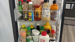 Ein Kühlschrank, gefüllt mit verschiedenen Gewürzen und Getränken.