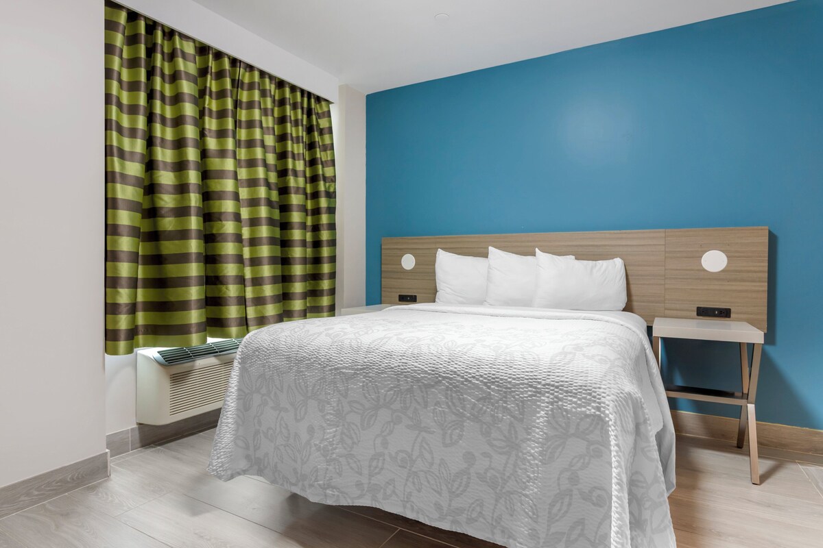 Premium Room, 1 Queen Bed, Accessible (Upgr Bed&Snack,Roll-In Shwr,Smoke Fr) | Desk, laptop workspace, blackout curtains, iron/ironing board