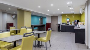 Breakfast area - Red Roof PLUS+ Brooklyn - Flatbush Ave (Brooklyn)